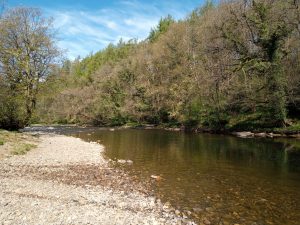 A lovely picnic spot by the river near Cromwell Bridge