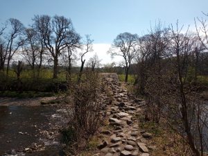 Walking along the narrow Cromwell Brdige