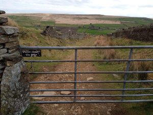 Lumb Hole Falls Gate, Walk